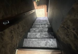 Укладка ковролина на лестницу в сауне