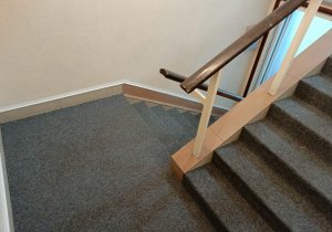 Укладка ковролина на лестницу 
