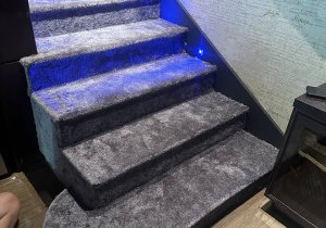 Укладка ковролина на лестницу в сауне