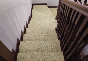 Укладка ковролина на ступени с подложкой