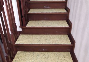 Укладка ковролина на ступени с подложкой