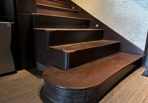 Укладка ковролина на лестницу в сауне