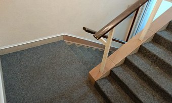 Укладка ковролина на лестницу