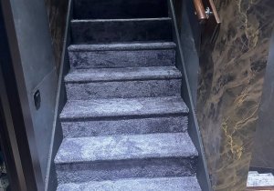 Укладка ковролина на лестницу в сауне