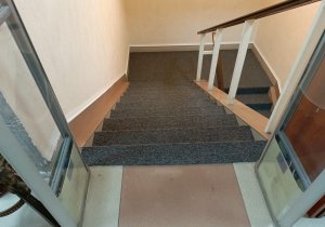 Укладка ковролина на лестницу 