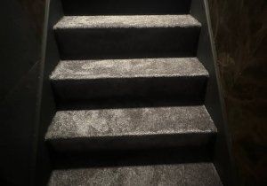 Укладка ковролина на лестницу в сауне