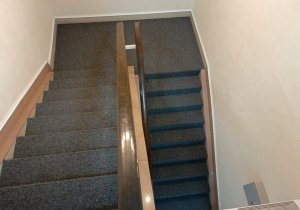 Укладка ковролина на лестницу 