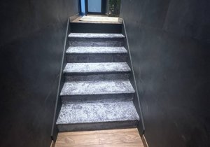 Укладка ковролина на лестницу в сауне