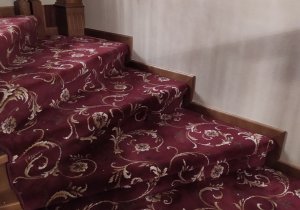 Укладка ковролина на ступени с подложкой