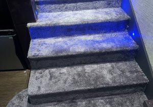 Укладка ковролина на лестницу в сауне