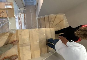 Укладка ковролина на ступени