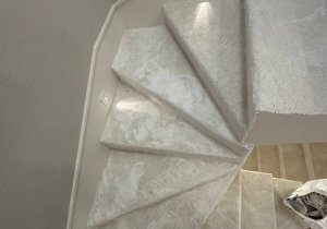 Укладка ковролина на ступени