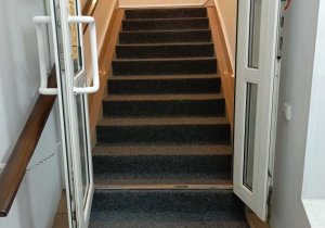 Укладка ковролина на лестницу