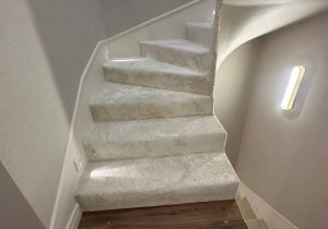 Укладка ковролина на ступени