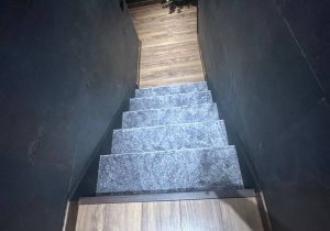 Укладка ковролина на лестницу в сауне